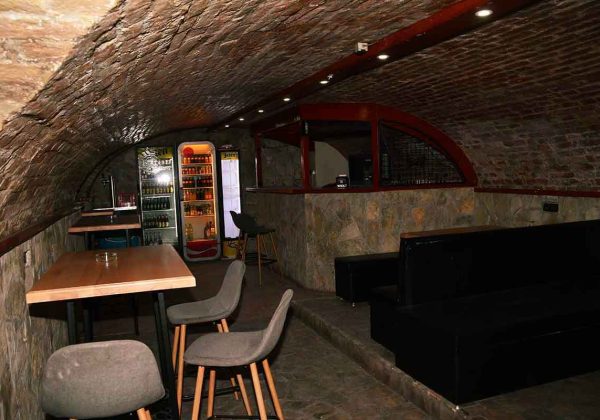 Caffe Club Debeli Dabar, Parobrodska 10, Sremska Mitrovica