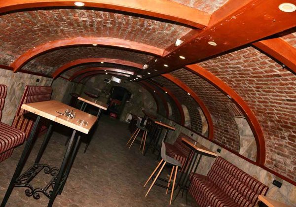 Caffe Club Debeli Dabar, Parobrodska 10, Sremska Mitrovica